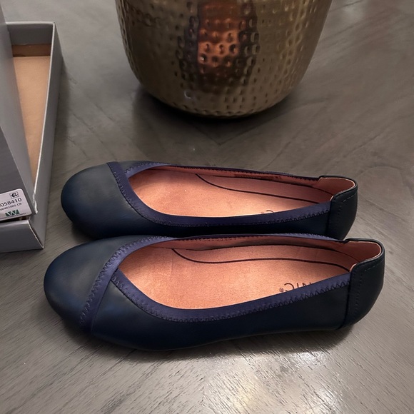 Vionic Caroll Leather Ballet Flats WIDE - Picture 7 of 13